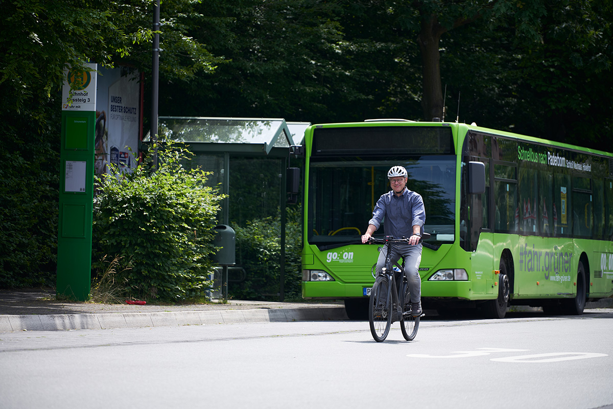 Jörg Schlüter Radfahrend vor einem Bus